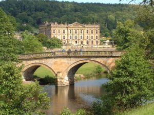 Chatsworth House - smack bang in the middle of cycling country (Image: Rob Bendall via Wikimedia CC)