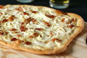 640px-Tarte_flambée_alsacienne_514471722