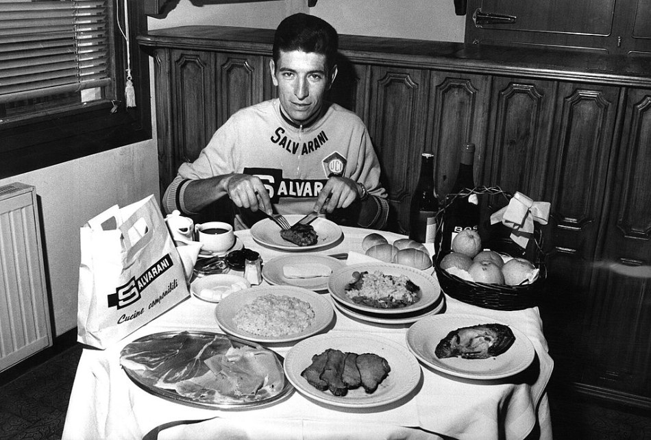 1024px-Felice_Gimondi_eating_1968